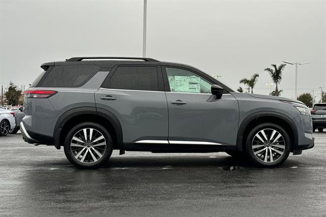 New 2025 Nissan Pathfinder Platinum image 3