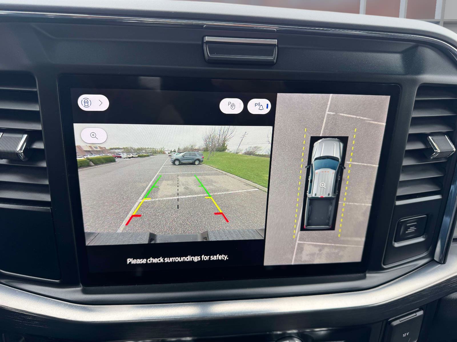 Used 2025 Ford F250 Lariat w/ Black Appearance Package image 29