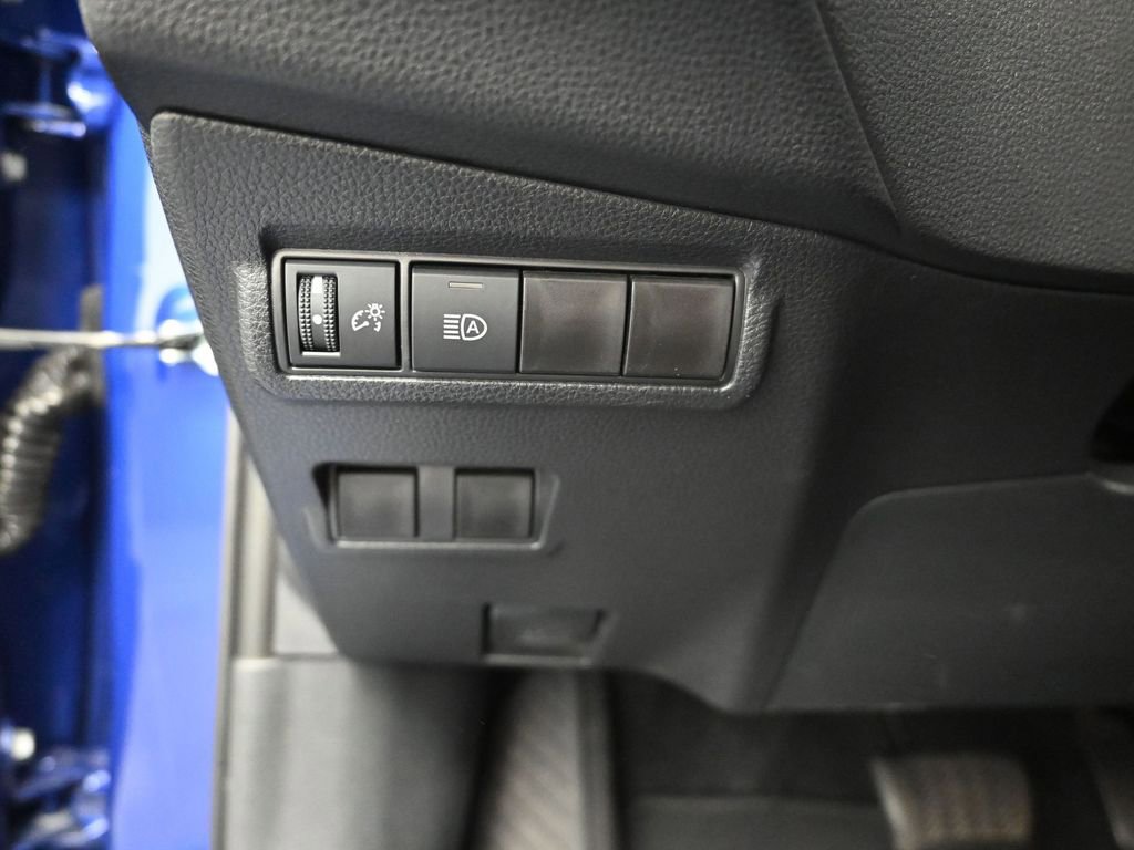 Used 2025 Toyota Corolla Cross LE image 11