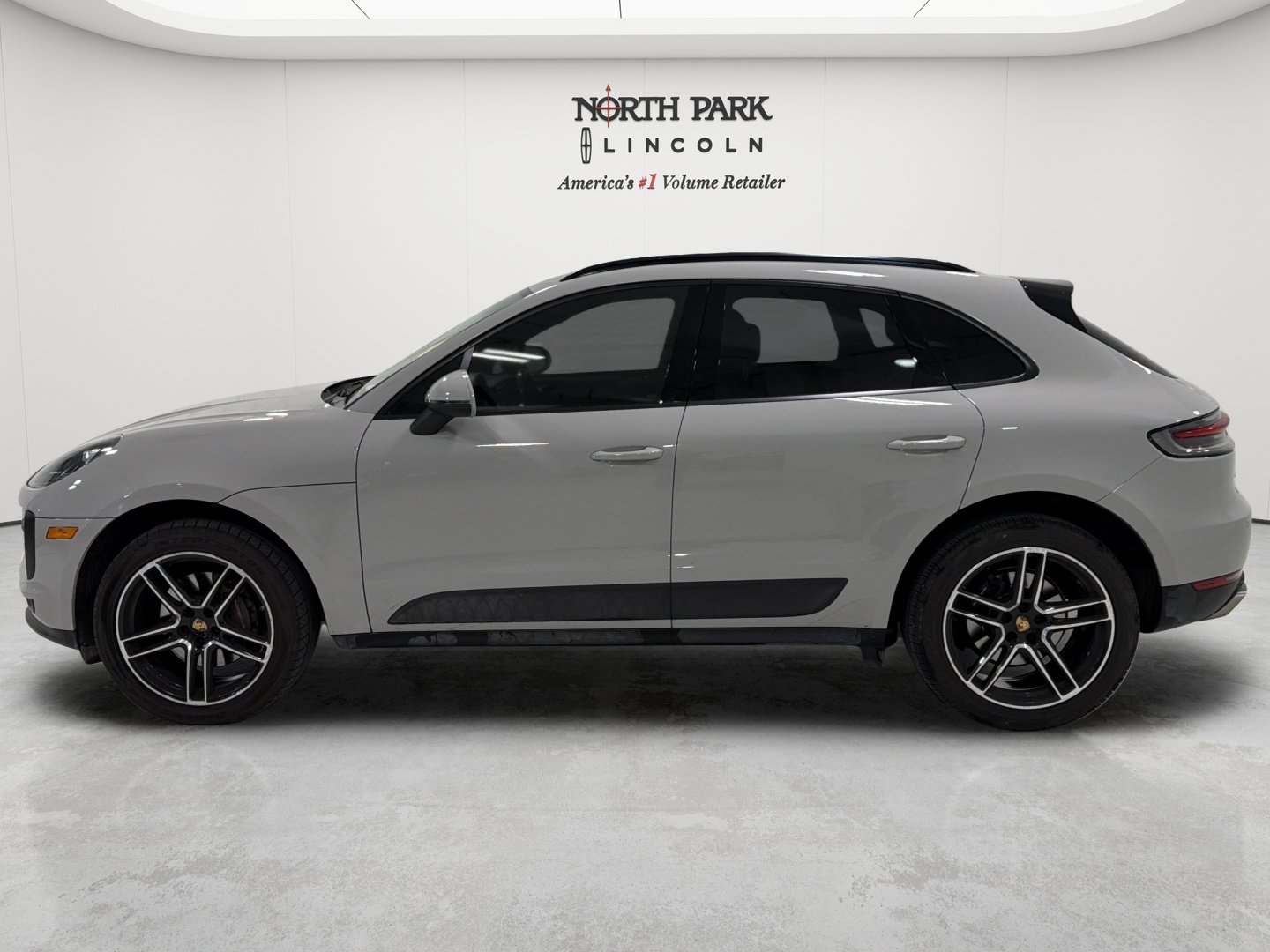 Used 2021 Porsche Macan AWD/4WD image 2