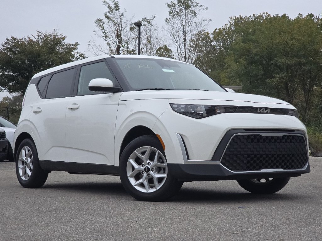 Used 2025 Kia Soul LX w/ LX Technology Package FWD image 2