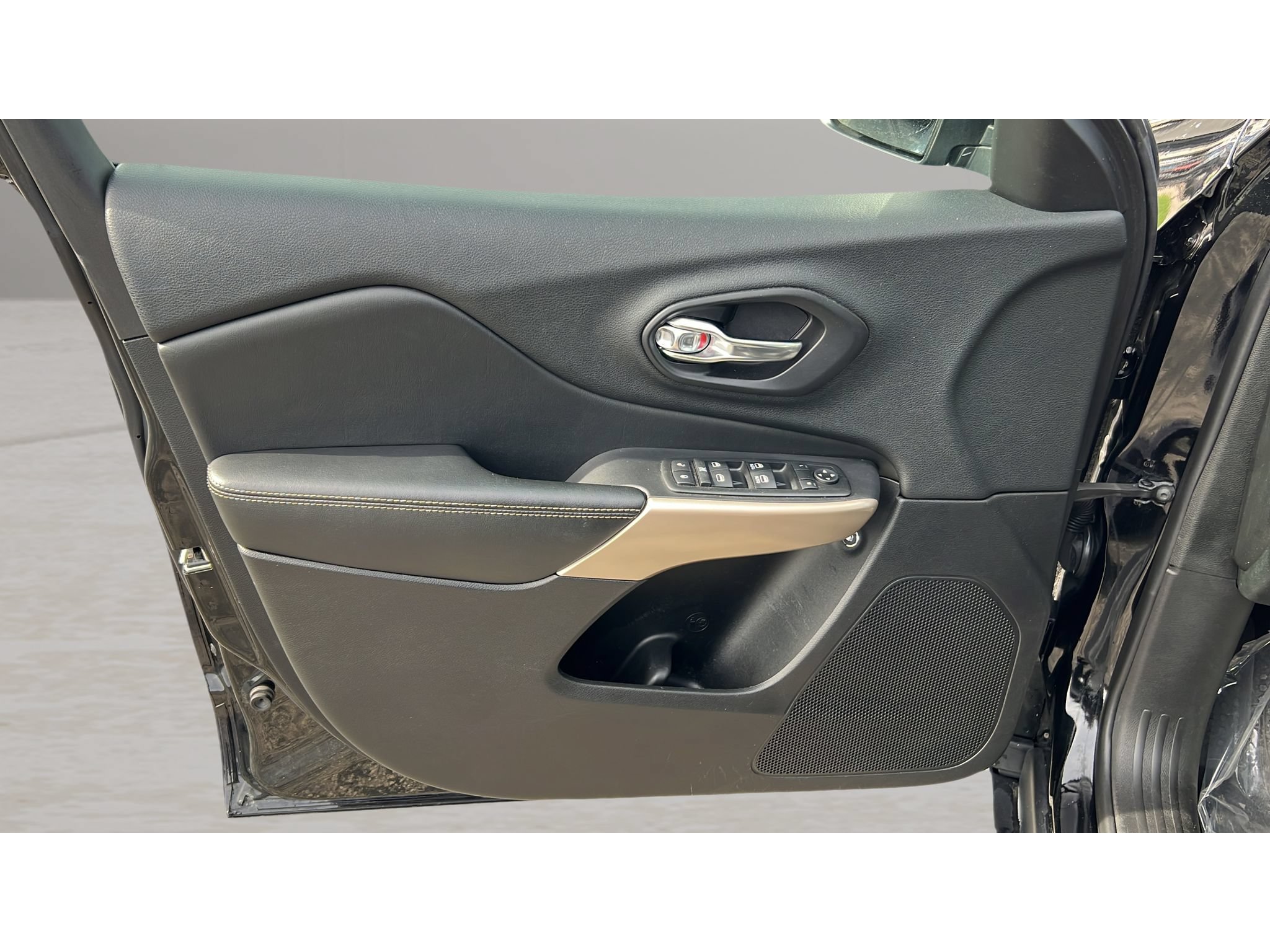 Used 2018 Jeep Cherokee Limited AWD/4WD image 26
