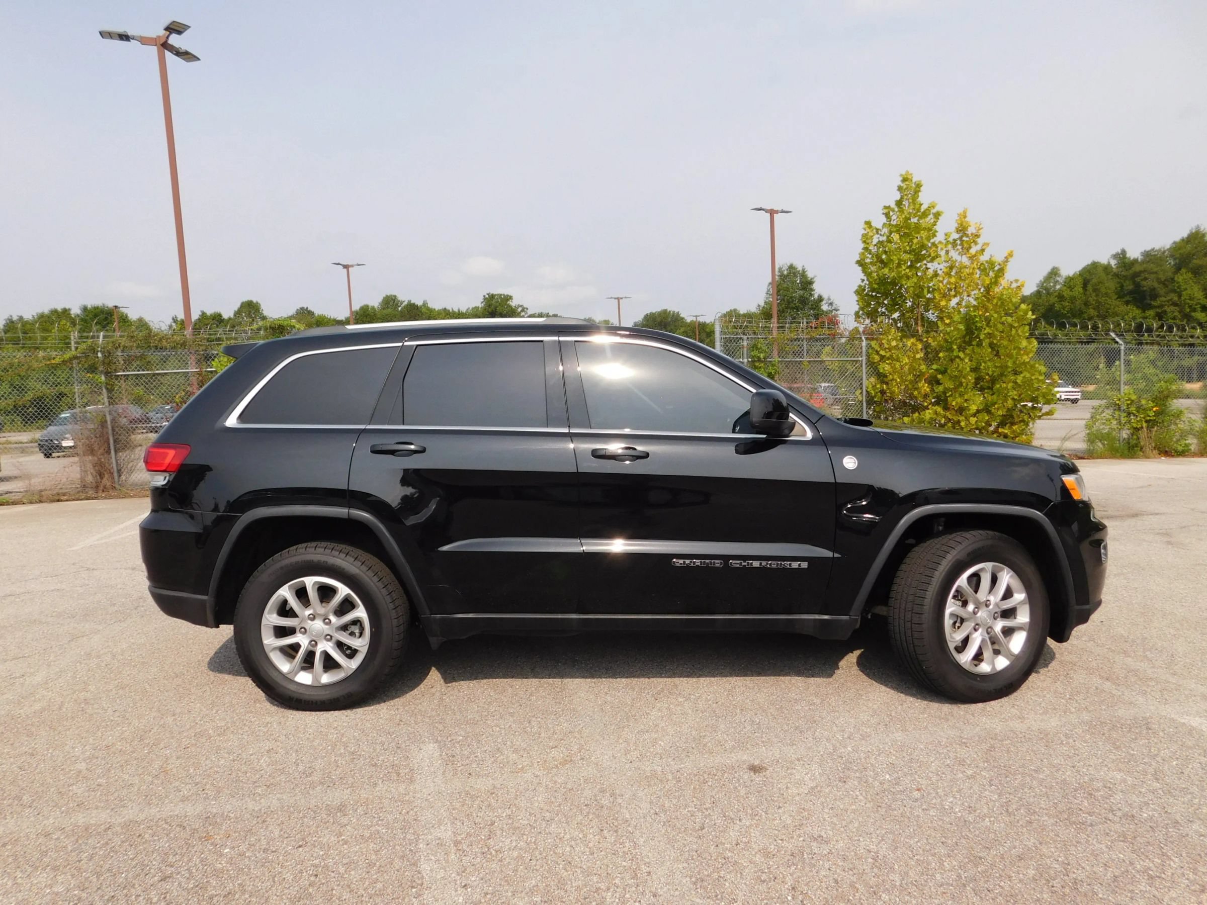 Used 2021 Jeep Grand Cherokee Laredo AWD/4WD image 5