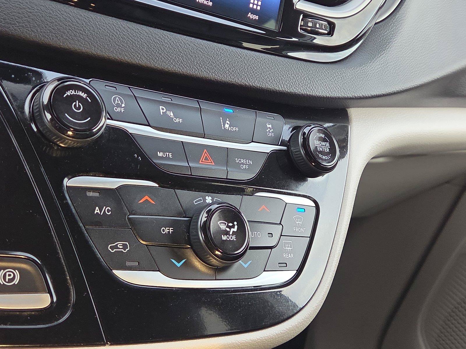 Used 2024 Chrysler Pacifica Touring-L FWD image 9