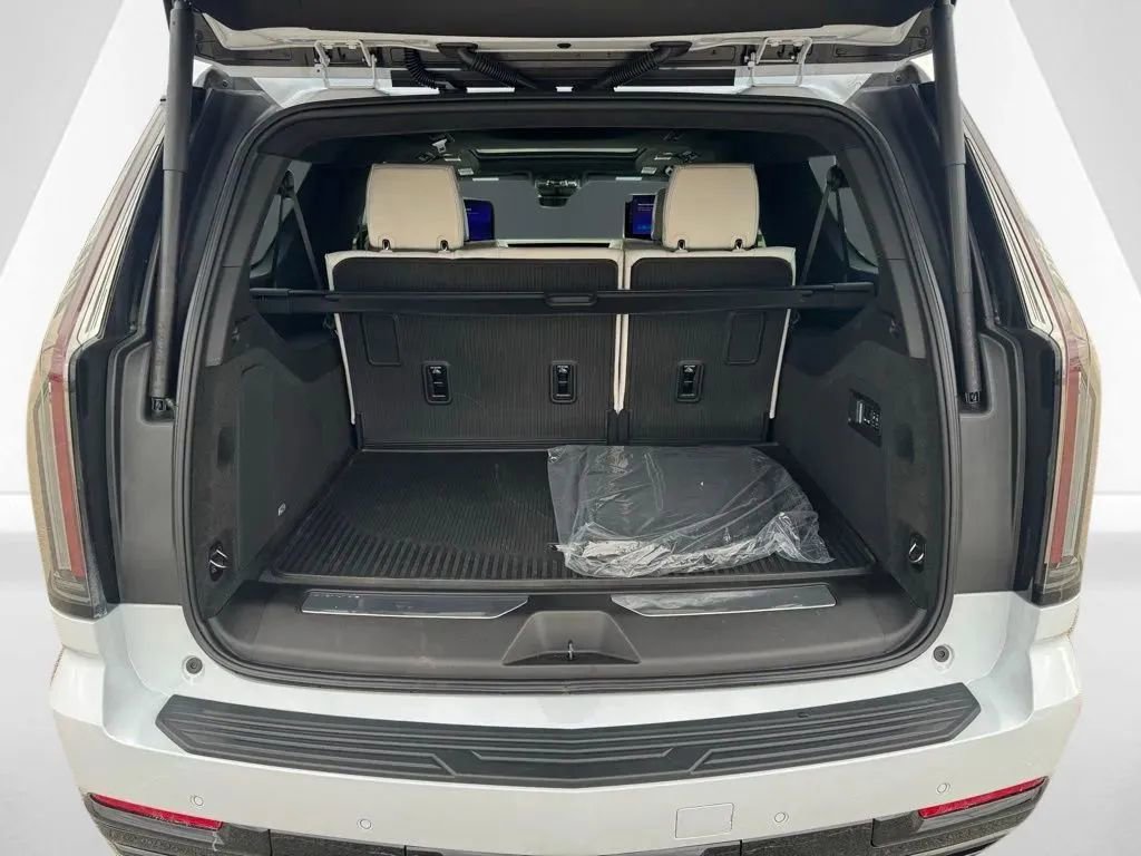 New 2026 Cadillac Escalade ESV Platinum Sport w/ LPO, ONYX Package image 31