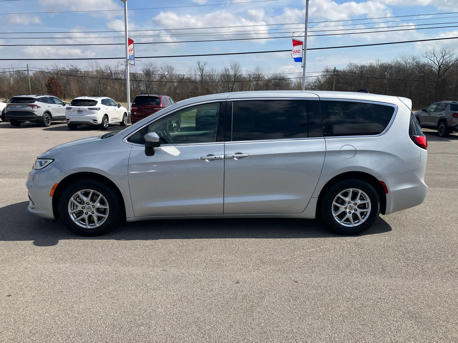 Used 2023 Chrysler Pacifica Touring-L image 4