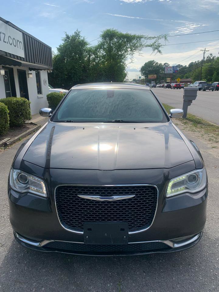 Used 2018 Chrysler 300 Limited RWD image 2