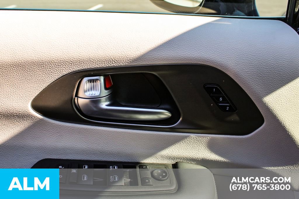 Used 2024 Chrysler Pacifica Touring-L image 33