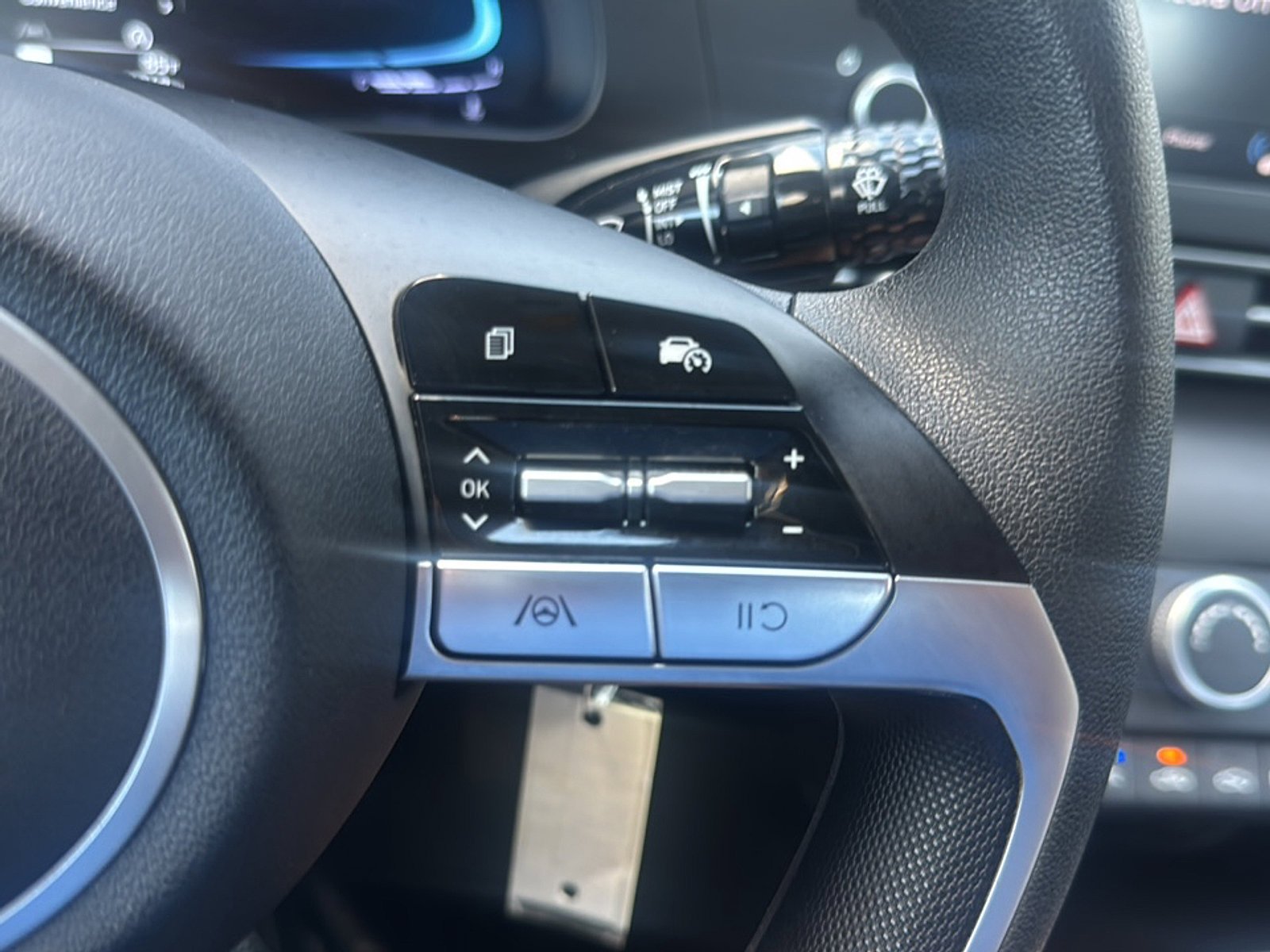 Used 2025 Hyundai Elantra SE FWD image 31