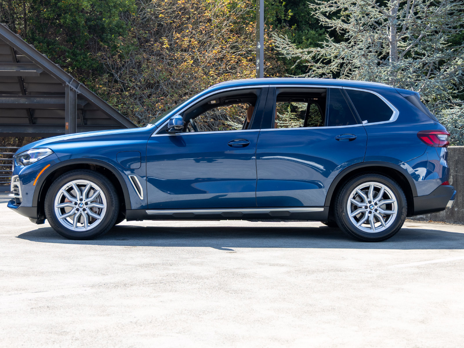 Used 2021 BMW X5 xDrive45e w/ Parking Assistance Package AWD/4WD image 2