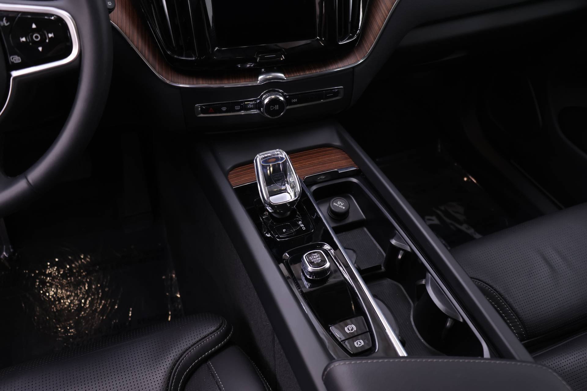 Certified 2023 Volvo XC60 B5 Ultimate w/ Protection Package Premier image 17