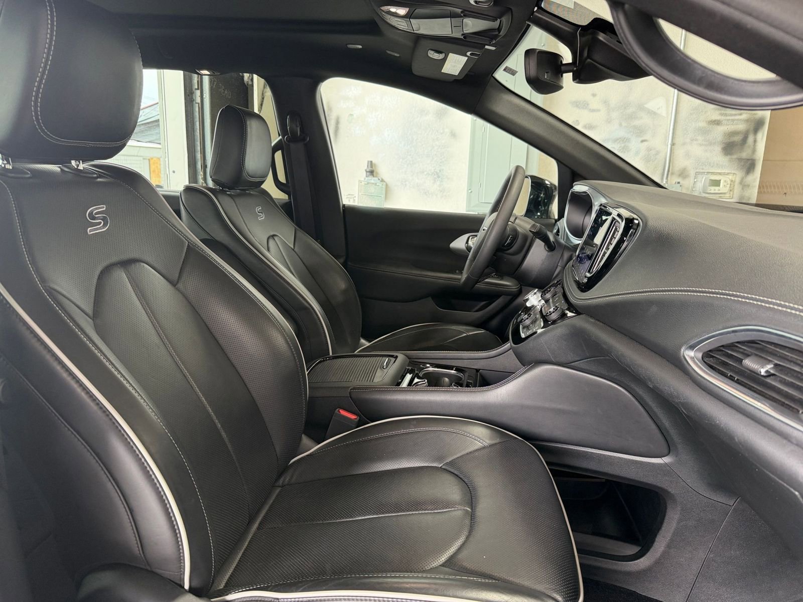 Used 2025 Chrysler Pacifica Limited image 41