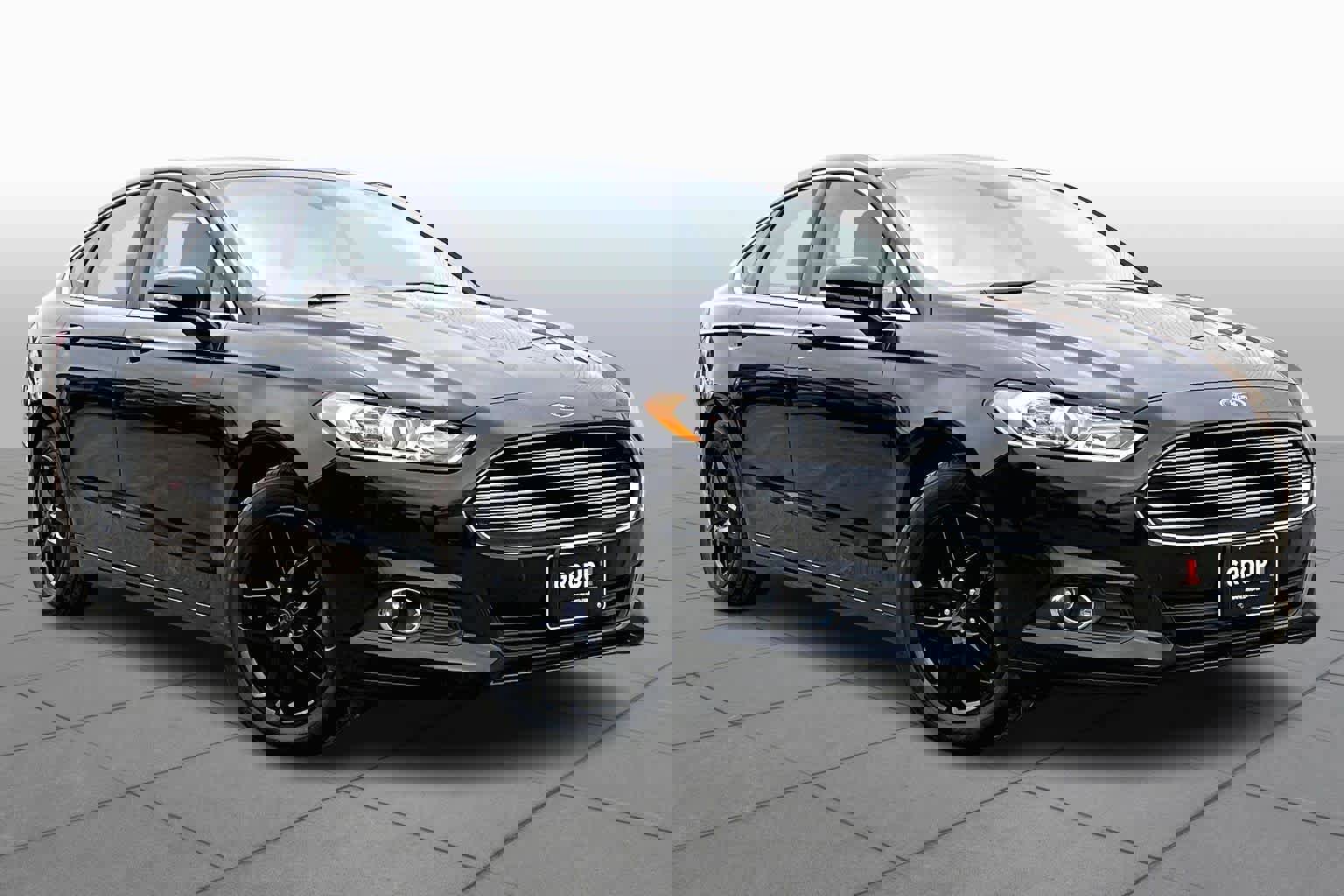 Used 2014 Ford Fusion SE w/ Equipment Group 202A image 2