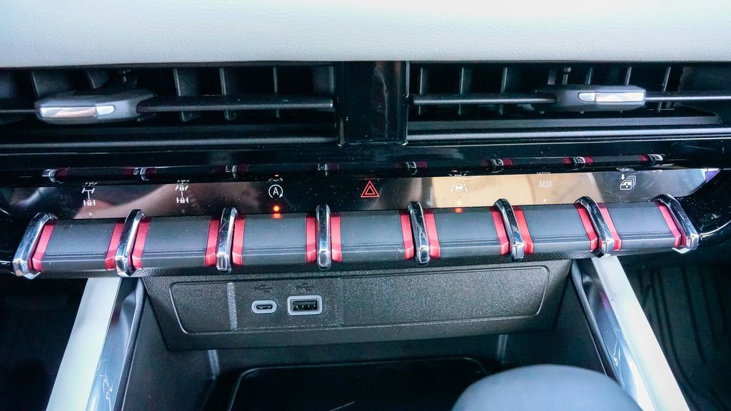 Used 2024 GMC Canyon AT4X w/ AT4X AEV Edition image 33