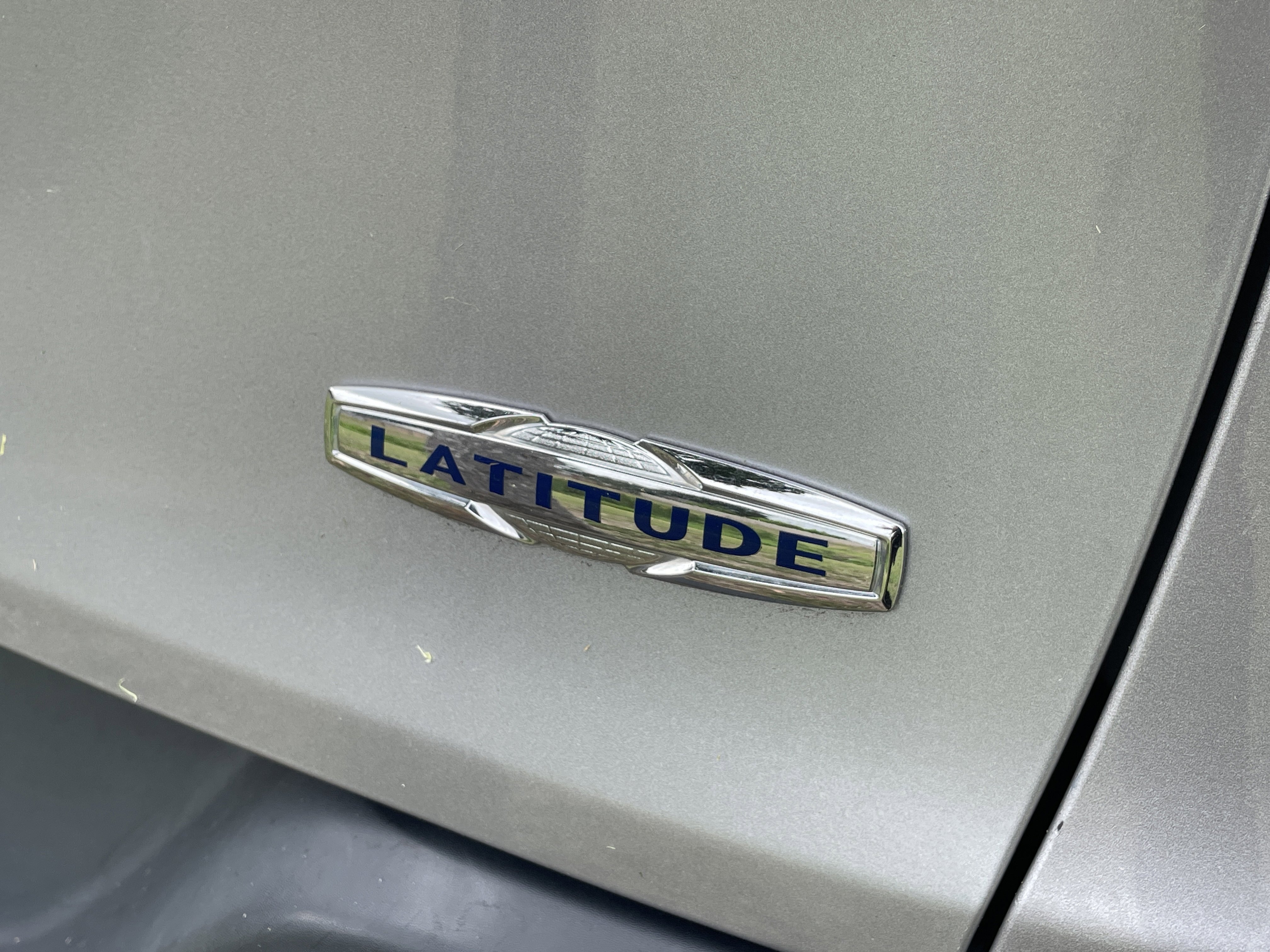 Used 2018 Jeep Cherokee Latitude w/ Altitude Package FWD image 19