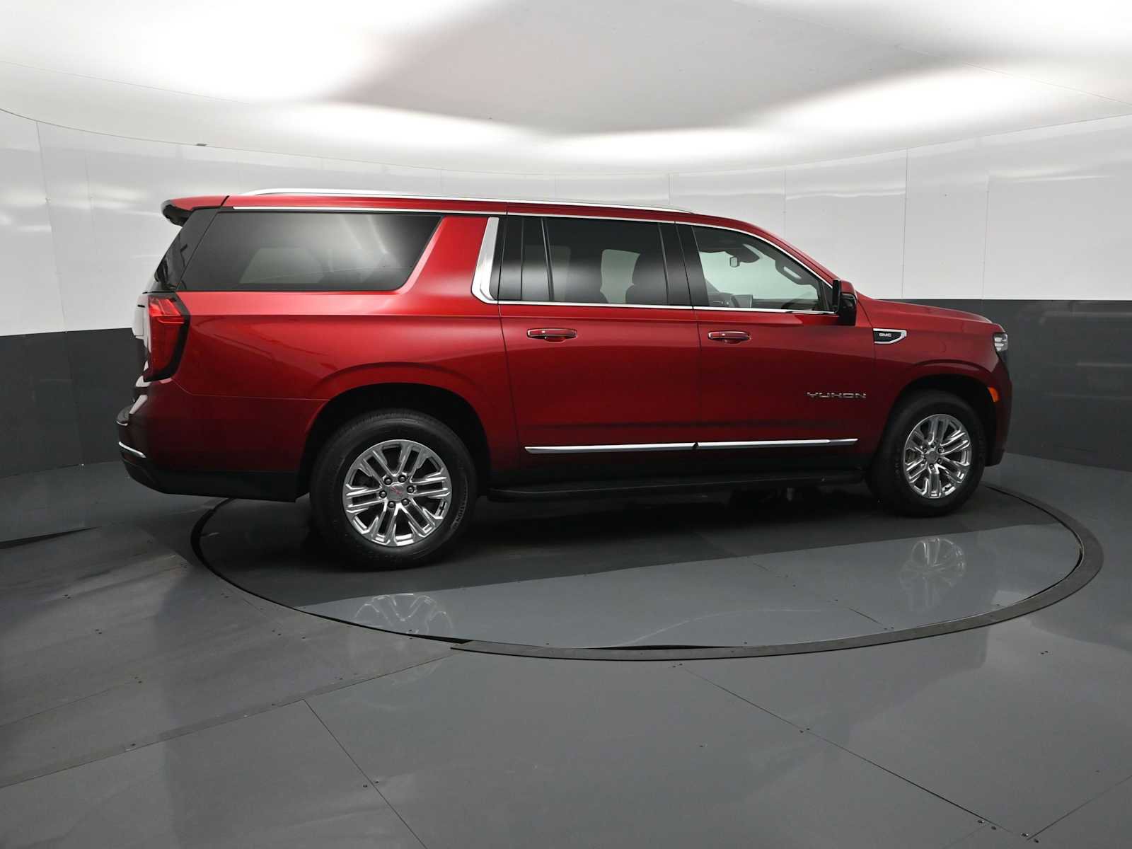 Used 2023 GMC Yukon XL SLT w/ SLT Premium Package image 4
