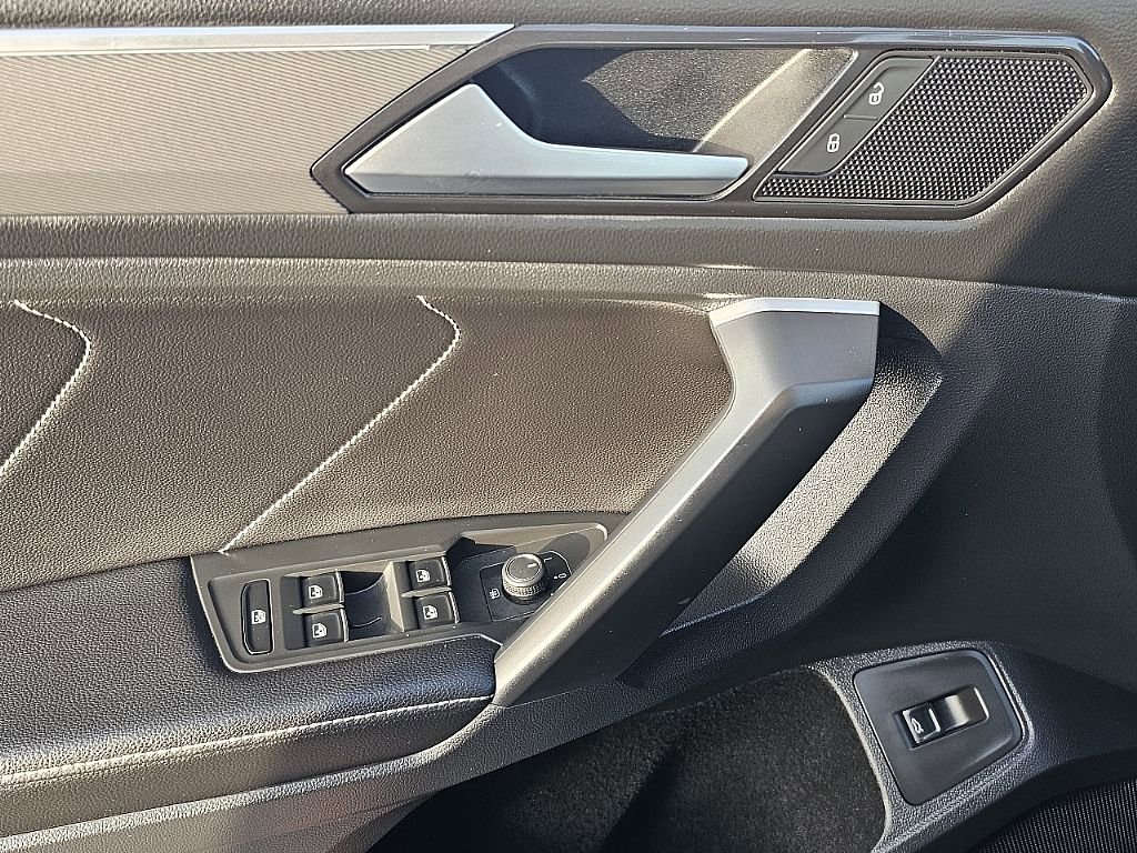 Used 2024 Volkswagen Tiguan SE R-Line image 27