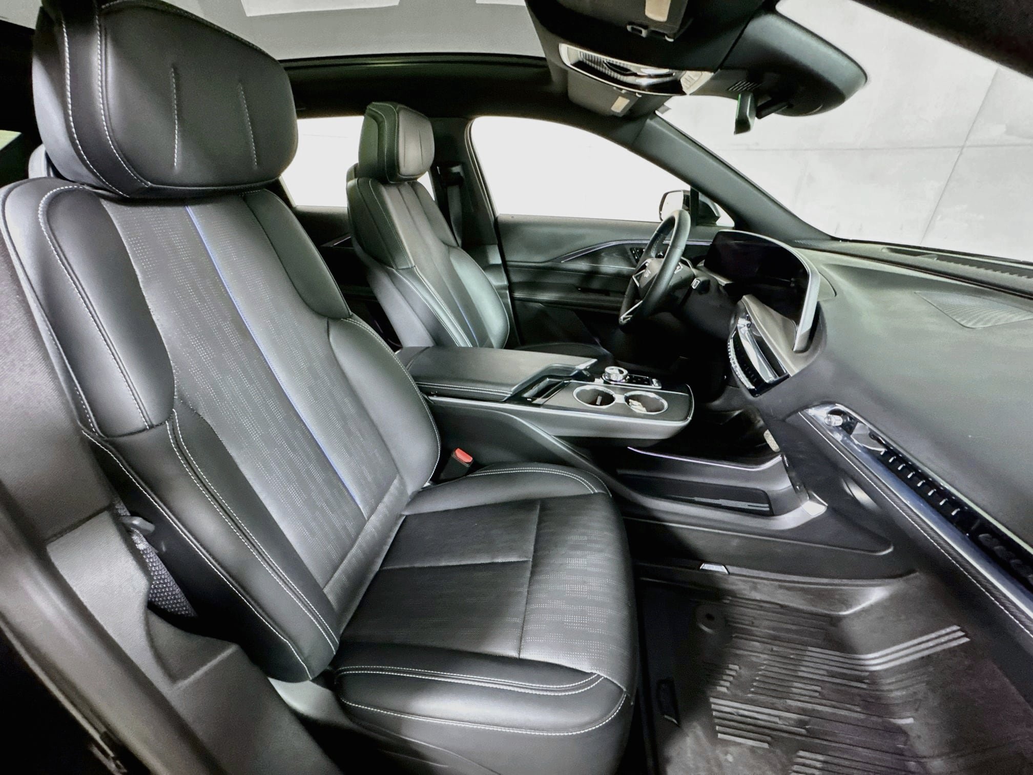 Used 2024 Cadillac Lyriq Sport w/ LPO, Floor Liner Package AWD/4WD image 28
