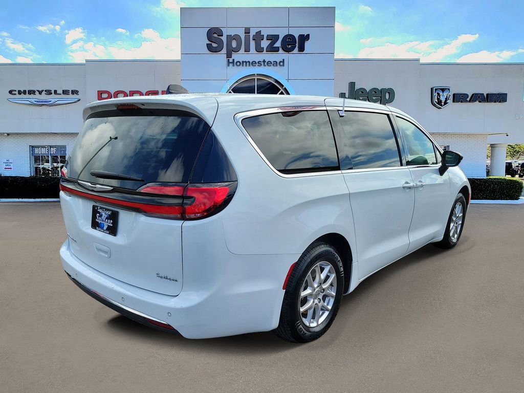 Used 2024 Chrysler Pacifica Touring-L FWD image 2