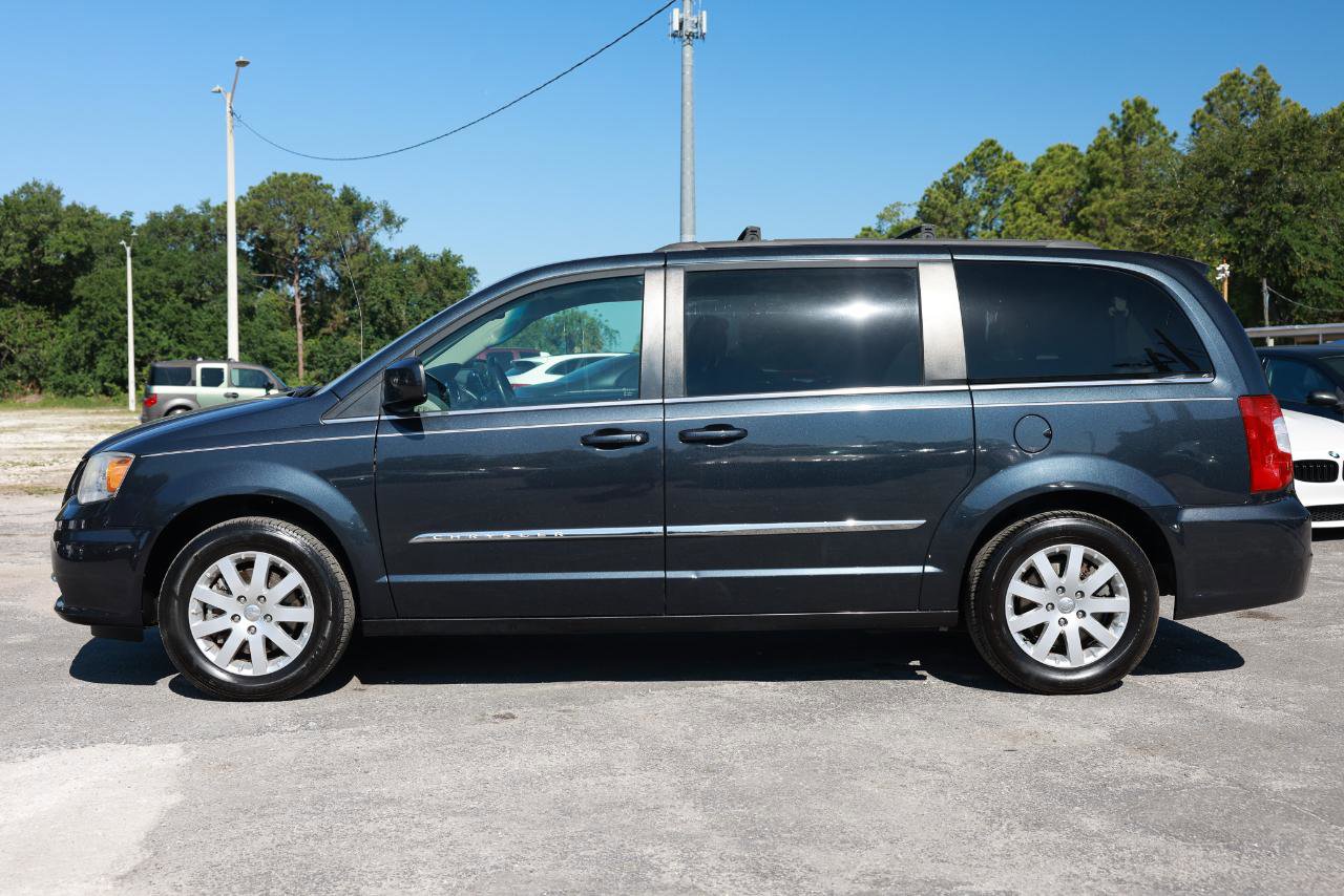 Used 2014 Chrysler Town & Country Touring FWD image 3