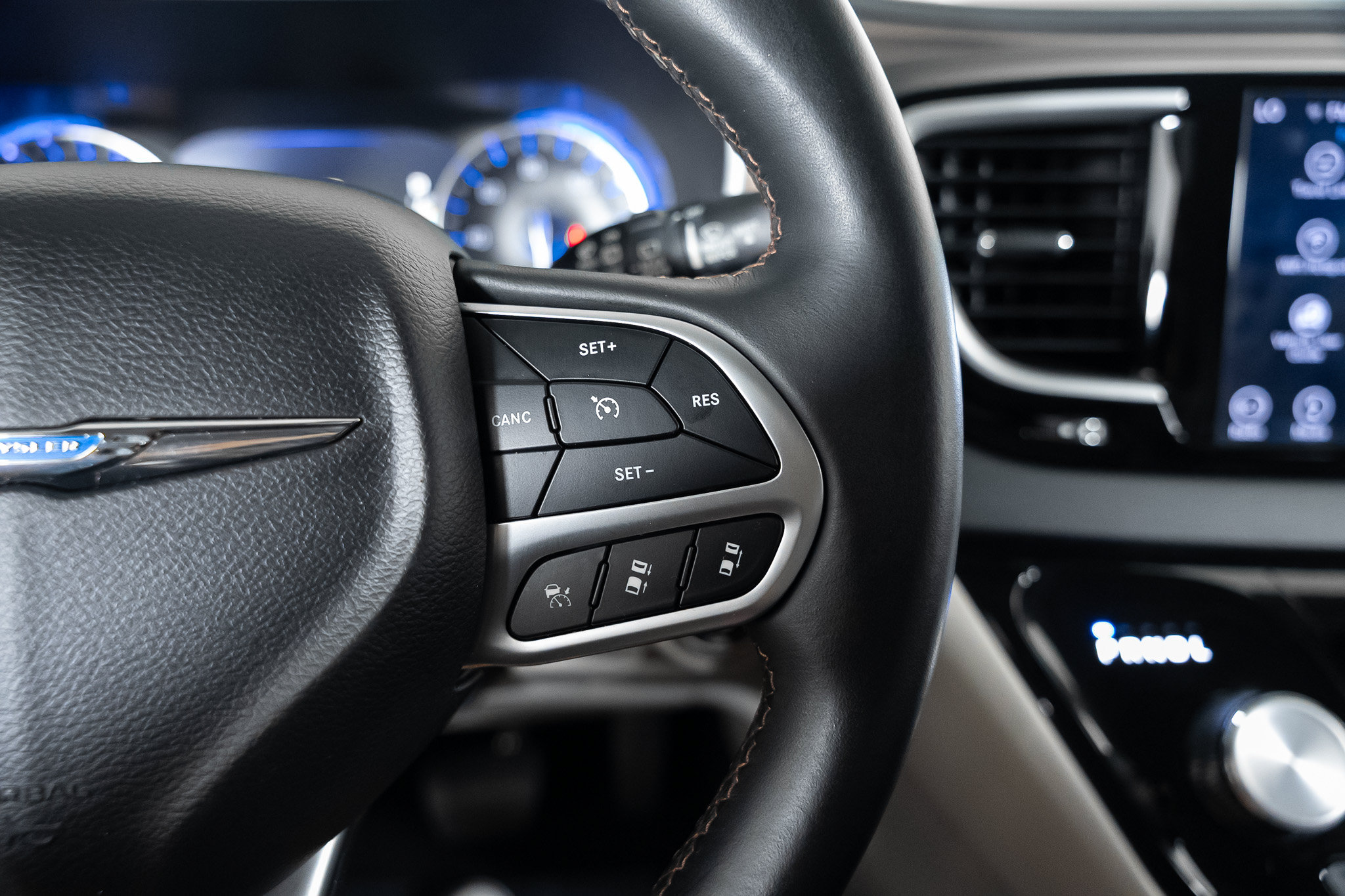 Used 2018 Chrysler Pacifica Touring-L w/ Advanced Safetytec Group FWD image 33