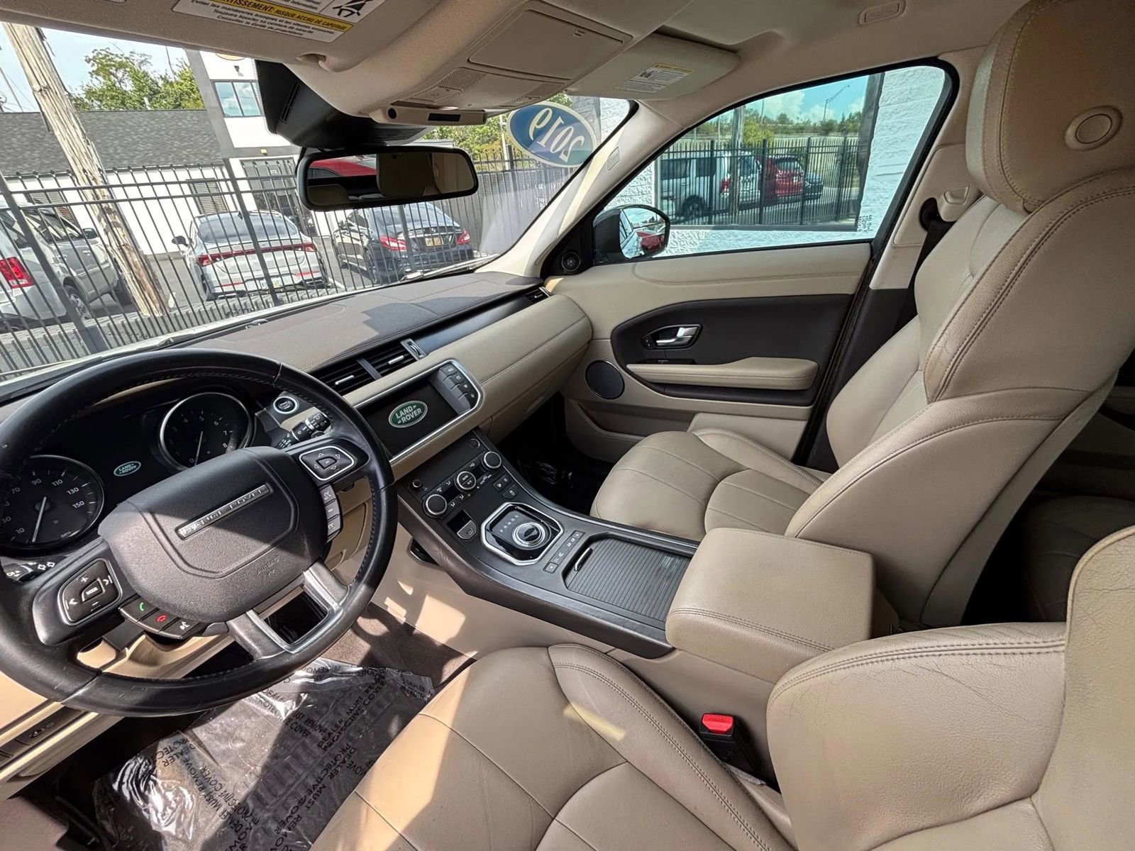 Used 2019 Land Rover Range Rover Evoque SE Premium image 30