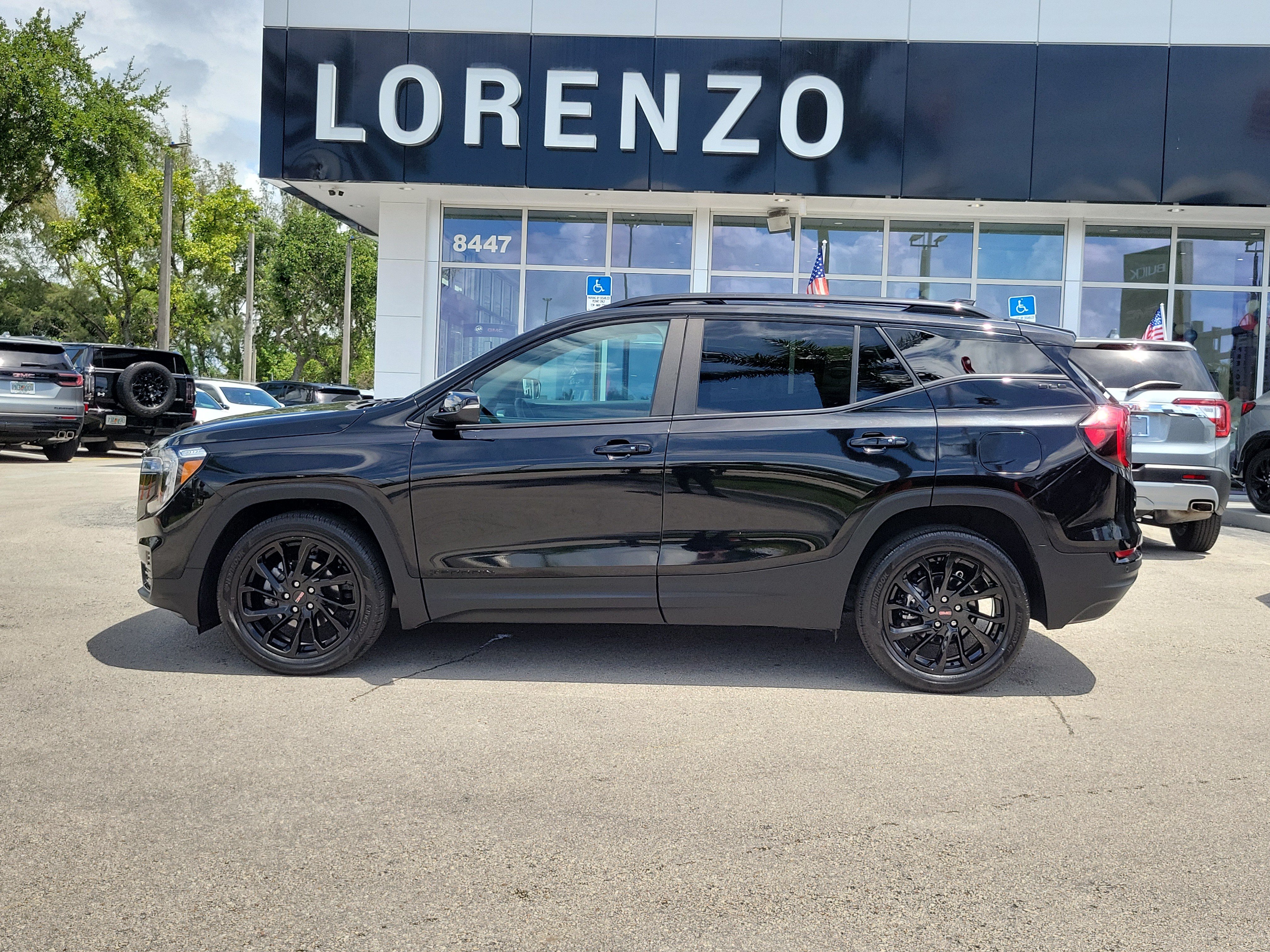 Used 2023 GMC Terrain SLE w/ Driver Convenience Package FWD image 9