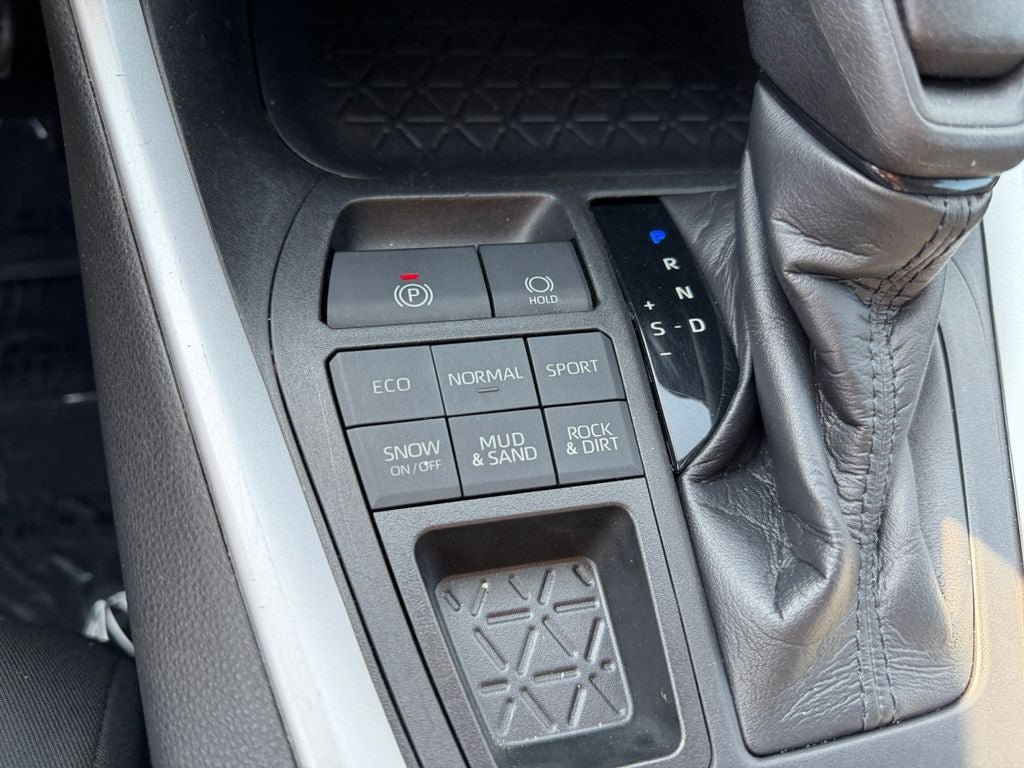 Used 2021 Toyota RAV4 XLE AWD/4WD image 32