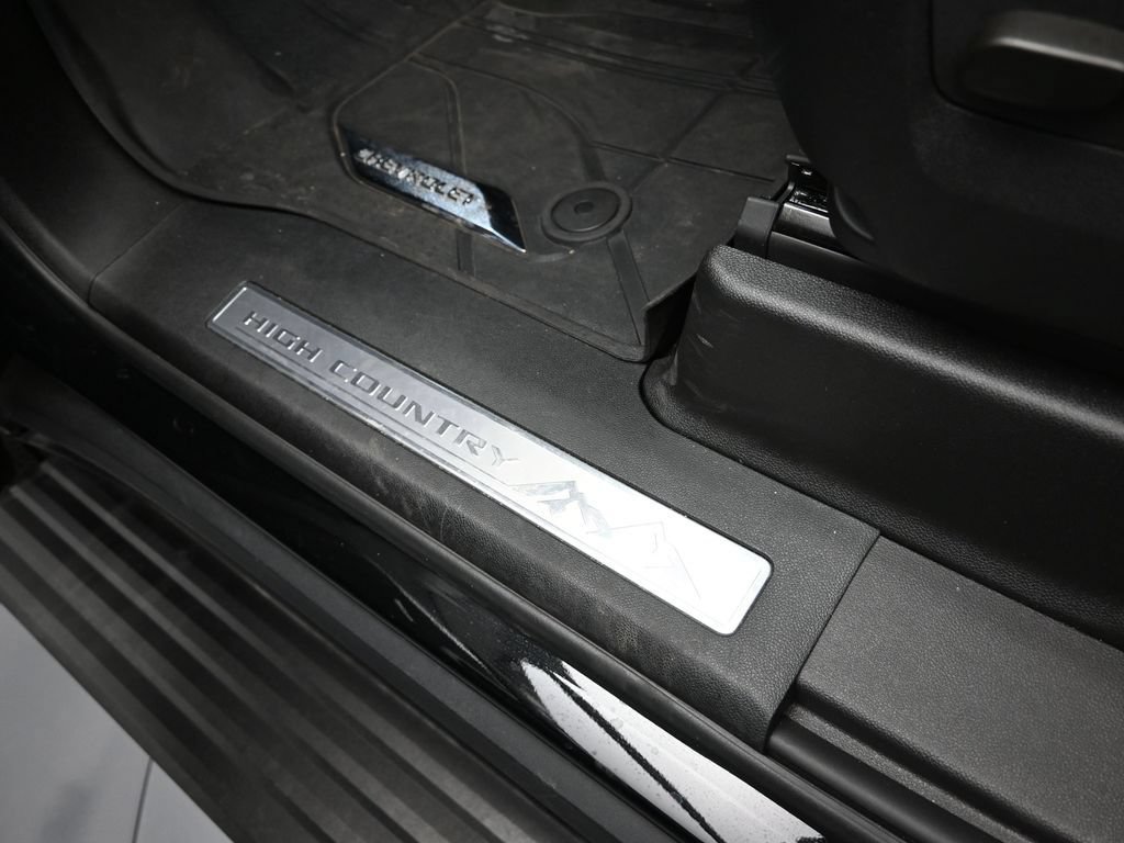 Used 2025 Chevrolet Tahoe High Country AWD/4WD image 11
