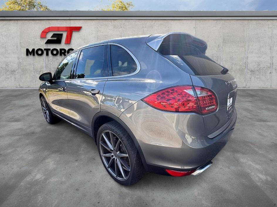 Used 2014 Porsche Cayenne Diesel Platinum Edition image 3
