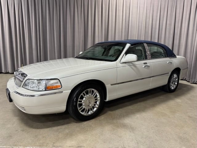 Used 2006 Lincoln Town Car Designer Series RWD image 3