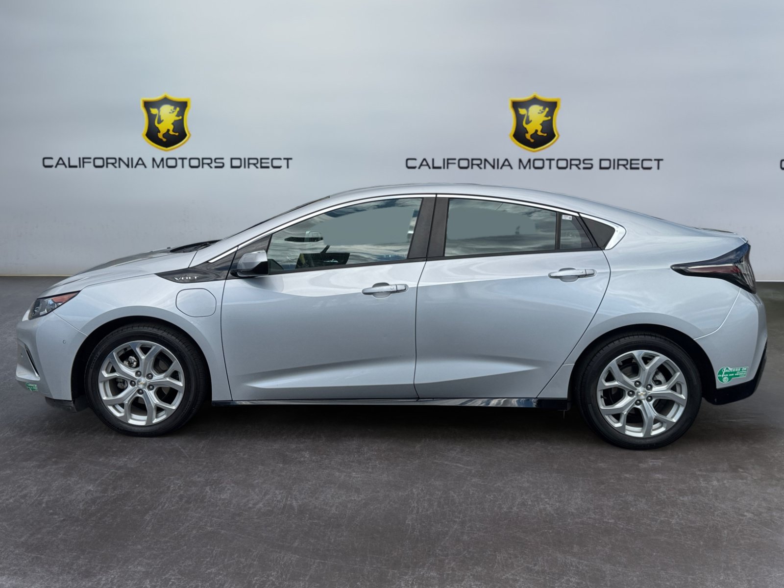 Used 2017 Chevrolet Volt Premier w/ Driver Confidence II Package FWD image 2