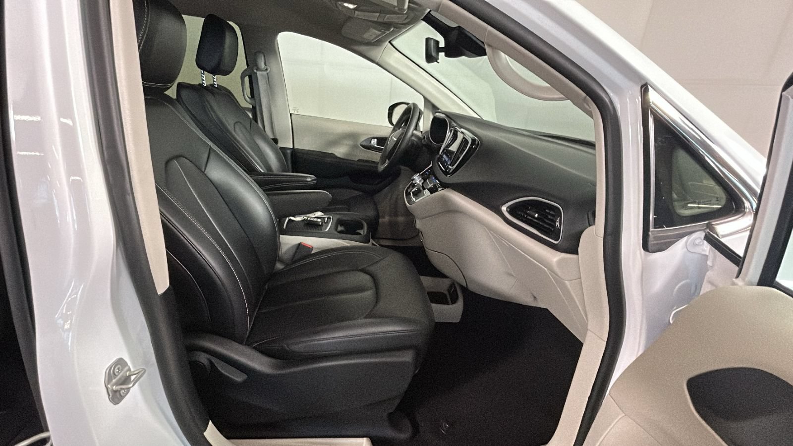 Used 2024 Chrysler Pacifica Touring-L FWD image 34