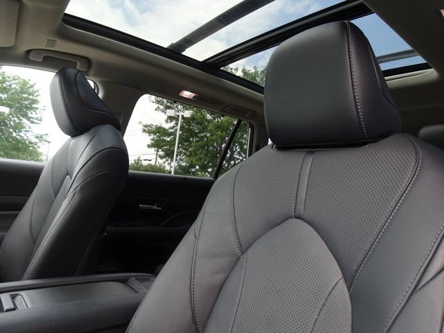 Used 2024 Toyota Grand Highlander AWD image 11