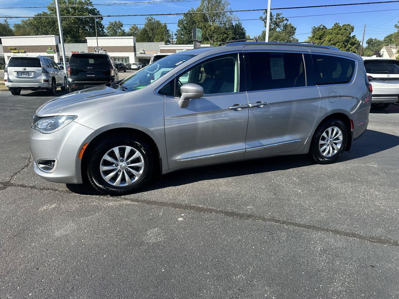 Used 2018 Chrysler Pacifica Touring-L FWD image 9
