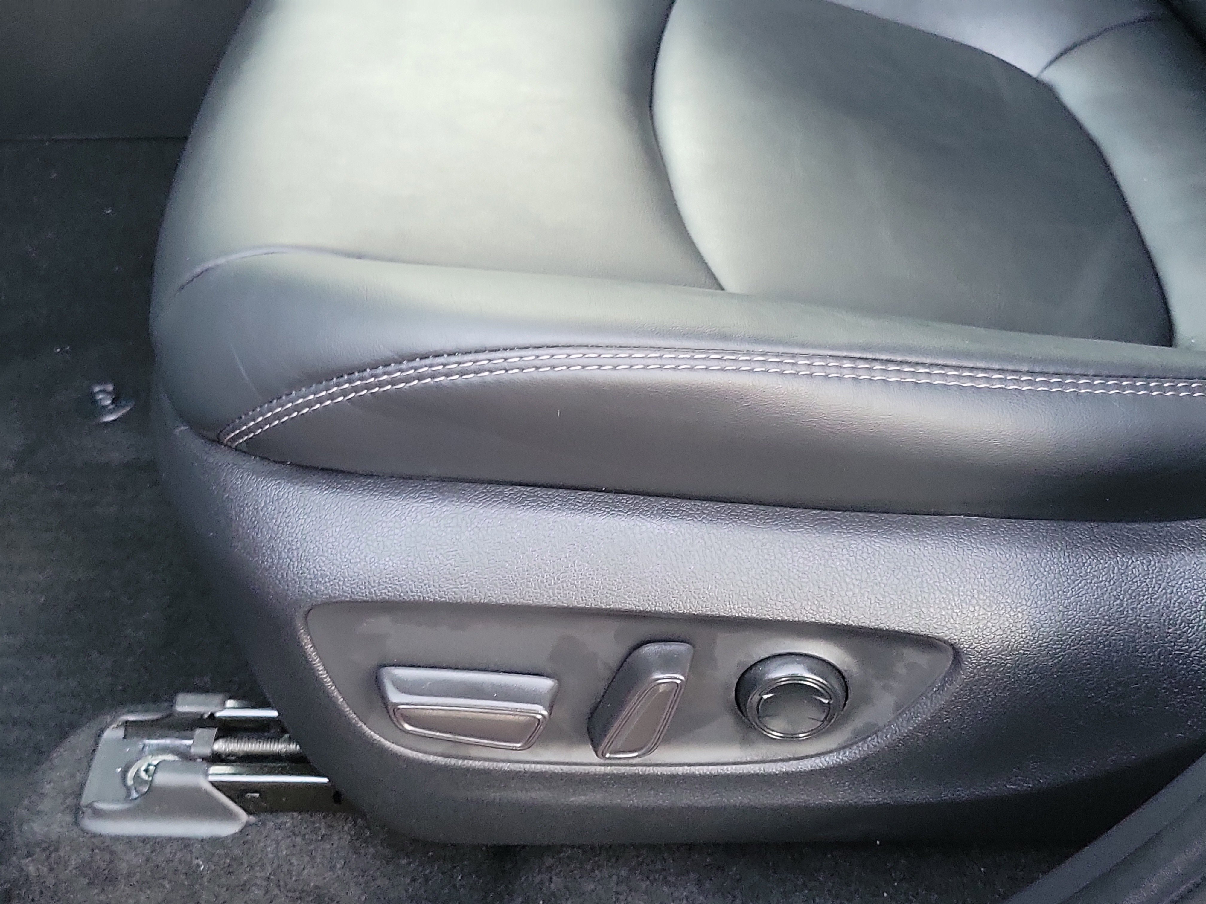 Used 2021 Toyota RAV4 XLE Premium image 17