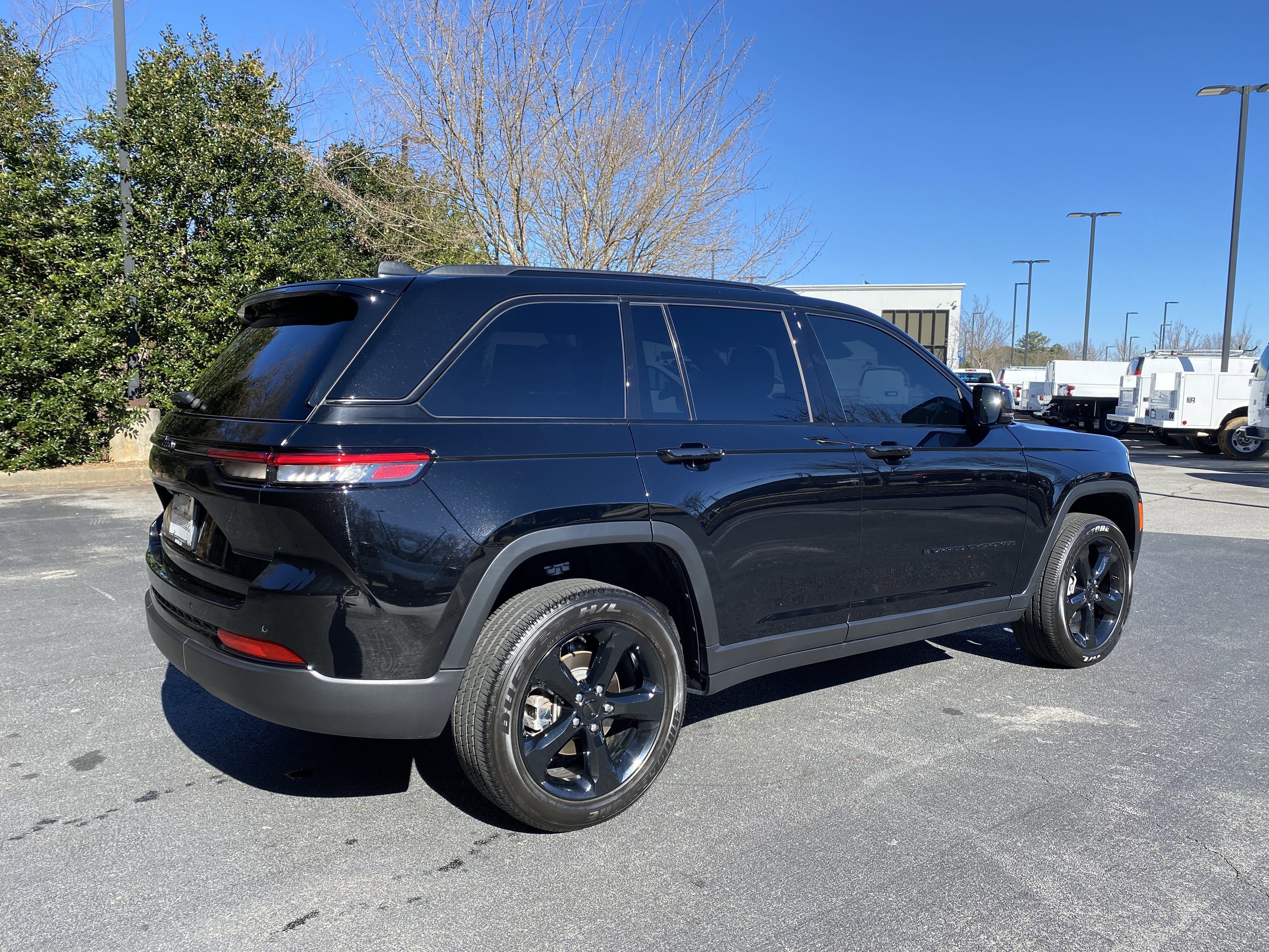 Used 2025 Jeep Grand Cherokee Altitude image 9