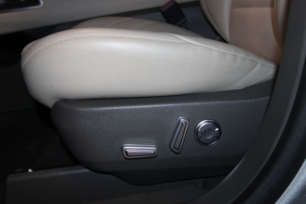 Used 2025 Lincoln Nautilus Premier image 7