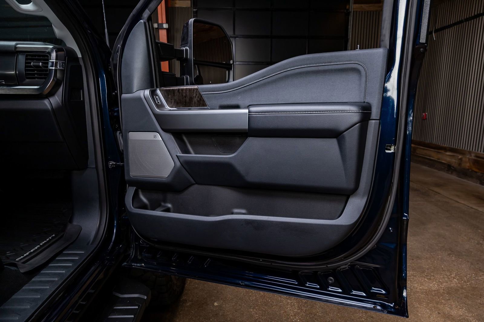 Used 2025 Ford F350 Lariat w/ Black Appearance Package image 37