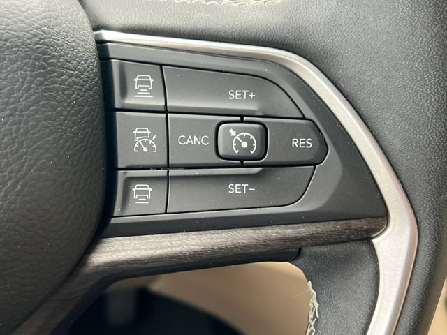 Used 2024 Jeep Grand Cherokee Limited w/ Luxury Tech Group II AWD/4WD image 23