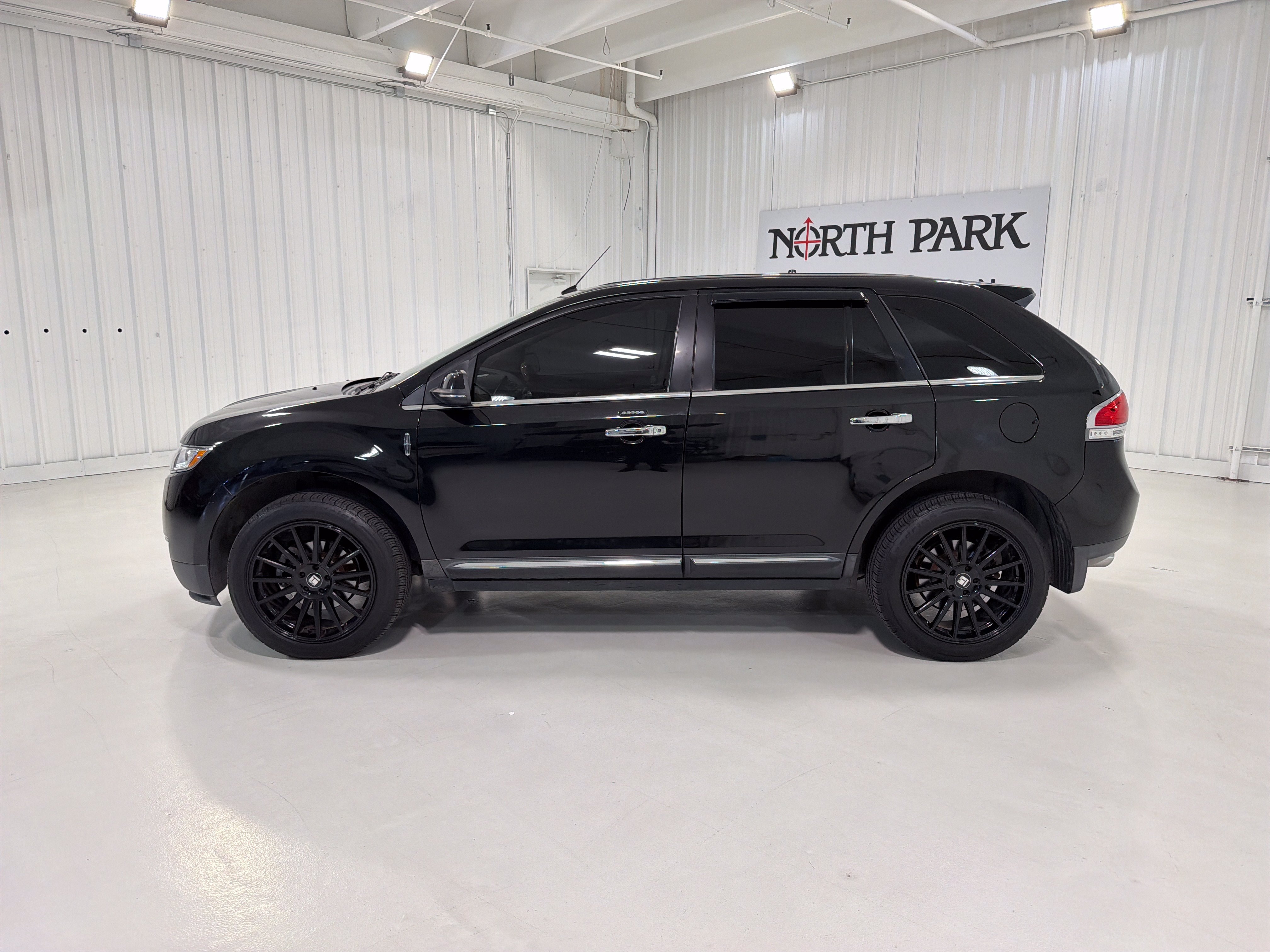 Used 2015 Lincoln MKX FWD w/ Equipment Group 101A image 2