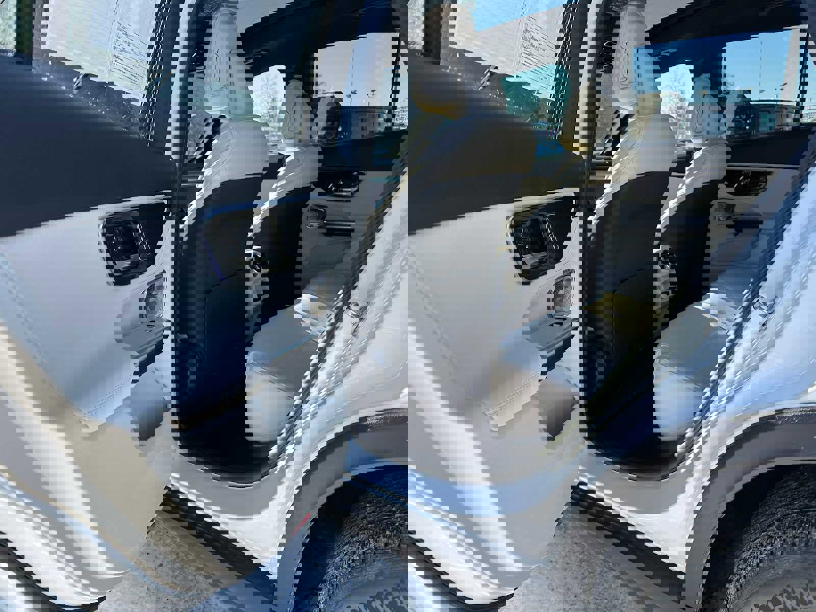 Used 2025 Mercedes-Benz GLC 350e 4MATIC image 15