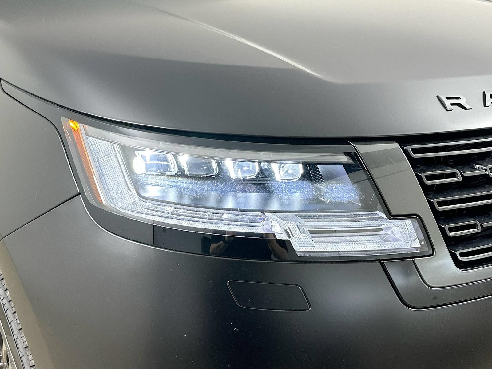 Used 2025 Land Rover Range Rover SE AWD/4WD image 9