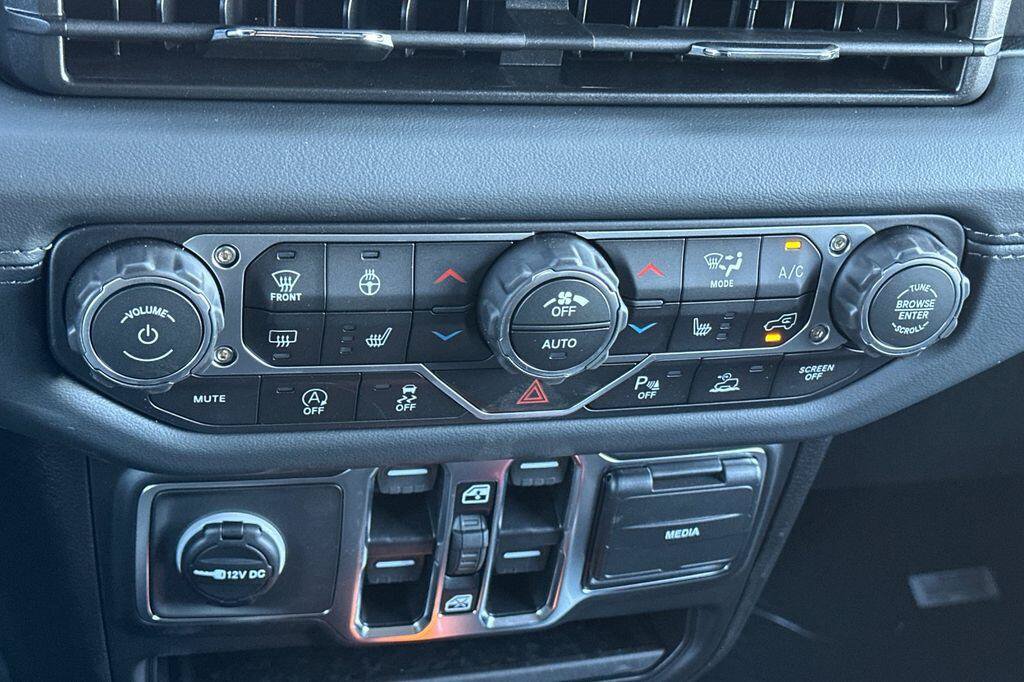 New 2026 Jeep Wrangler Unlimited Sahara AWD/4WD image 20