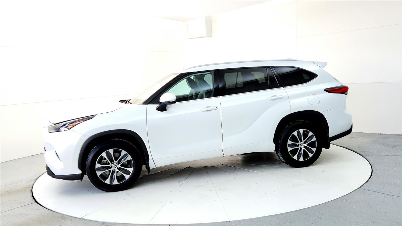 Certified 2022 Toyota Highlander XLE image 3