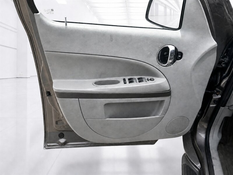 Used 2011 Chevrolet HHR LT FWD image 28