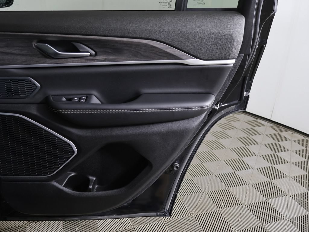 Used 2023 Jeep Grand Cherokee Limited AWD/4WD image 24