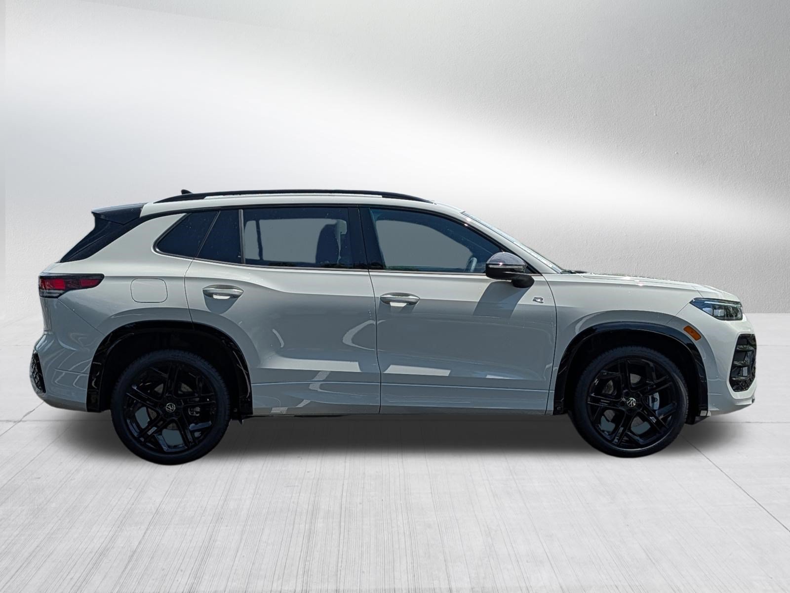 Certified 2026 Volkswagen Tiguan SE R-Line AWD/4WD image 8