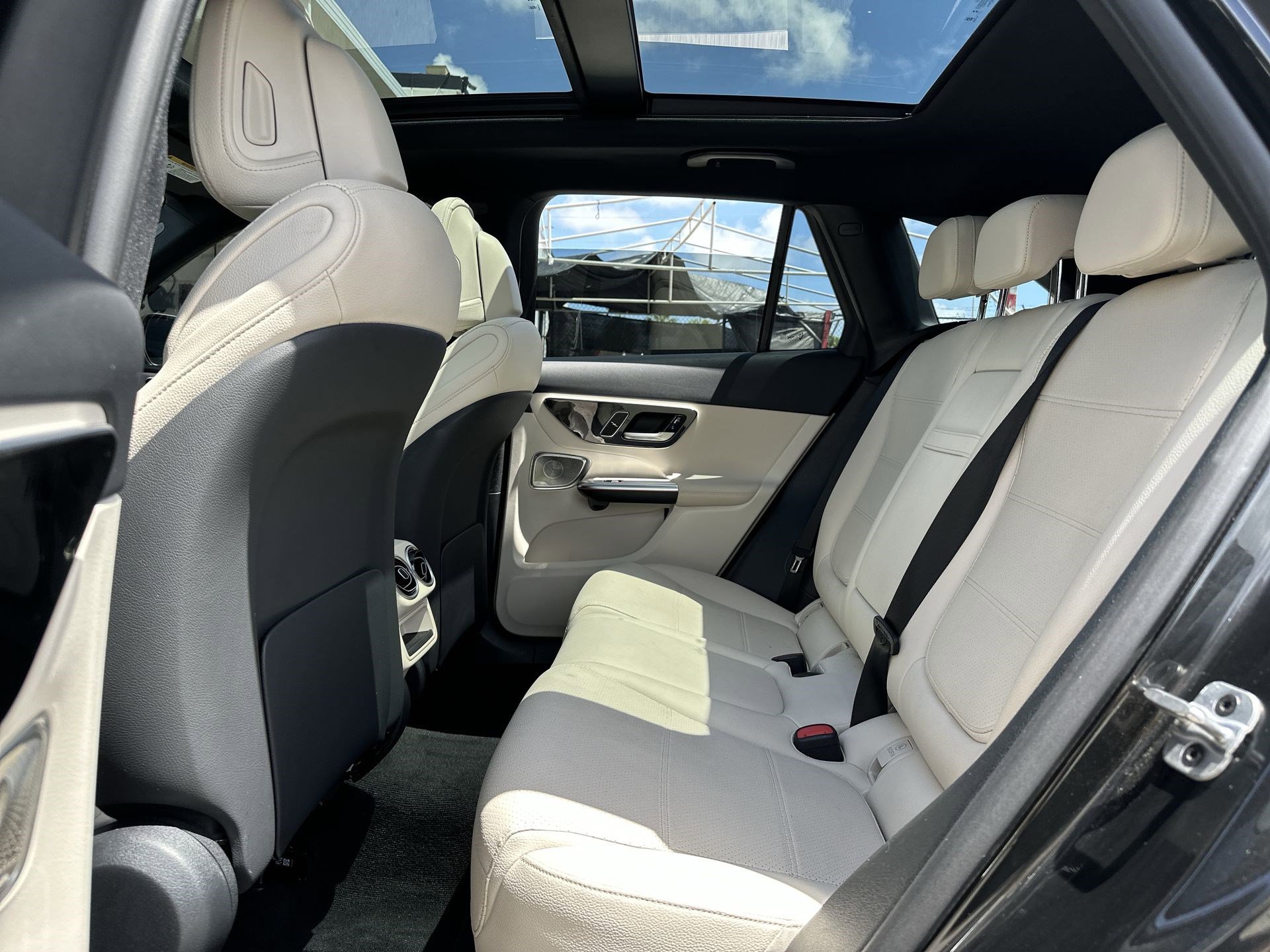 Used 2025 Mercedes-Benz GLC 300 image 24