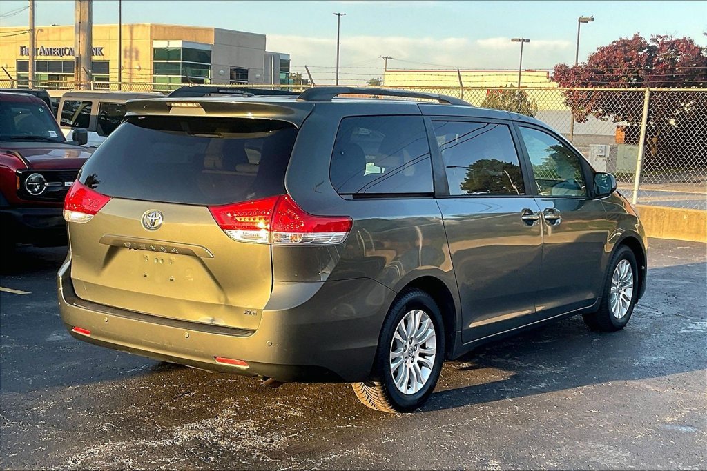 Used 2013 Toyota Sienna XLE FWD image 12